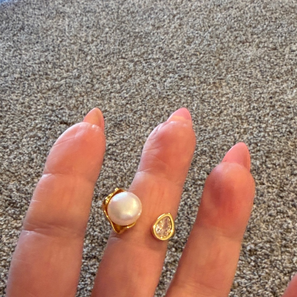 Elegant Gold and Pearl Ring